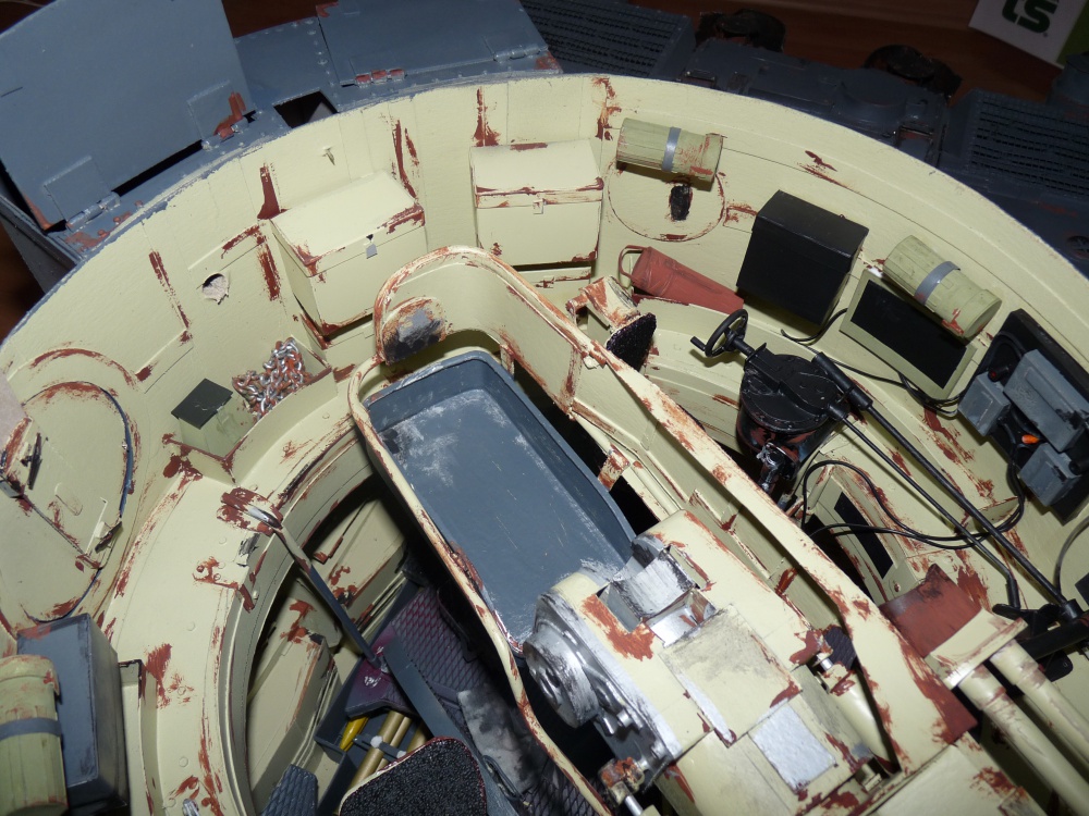 318103