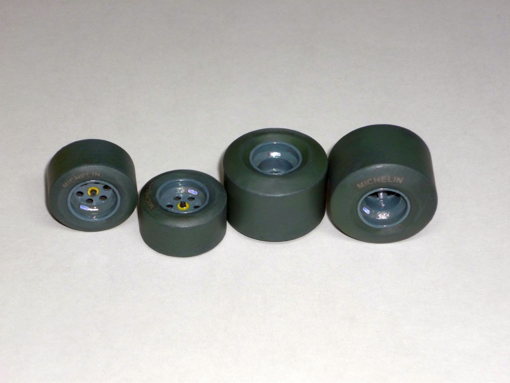 302104