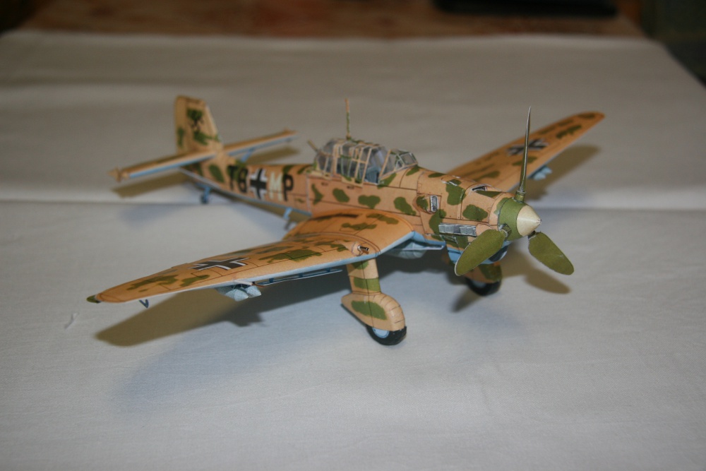 Junkers JU-87 B Trop (Plná velikost v novém okně) Junkers JU-87 B Trop