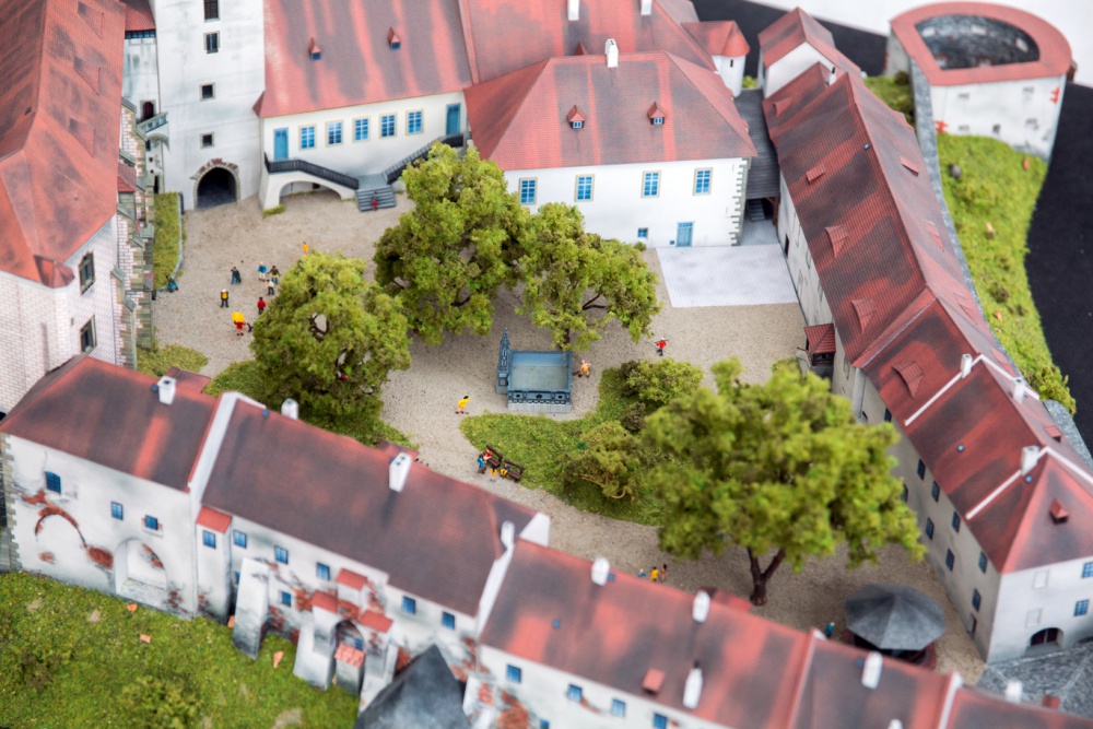 354957