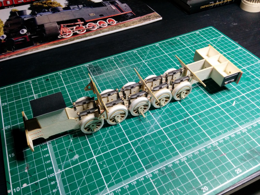 305689