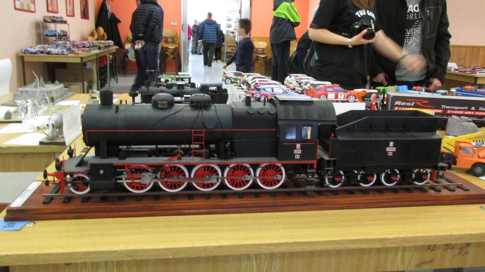 307696