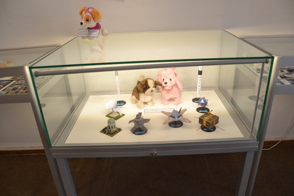 Lajka a zvířecí kosmonauti - muzeum Louny (Plná velikost v novém okně) Lajka a zvířecí kosmonauti - muzeum Louny