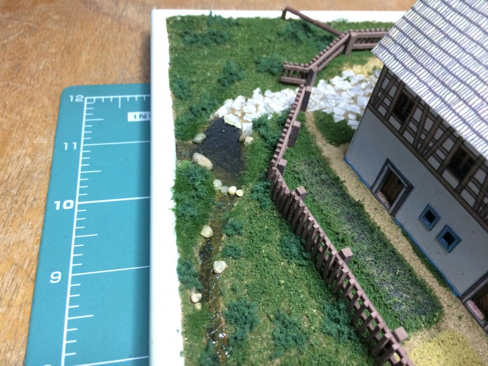 323166