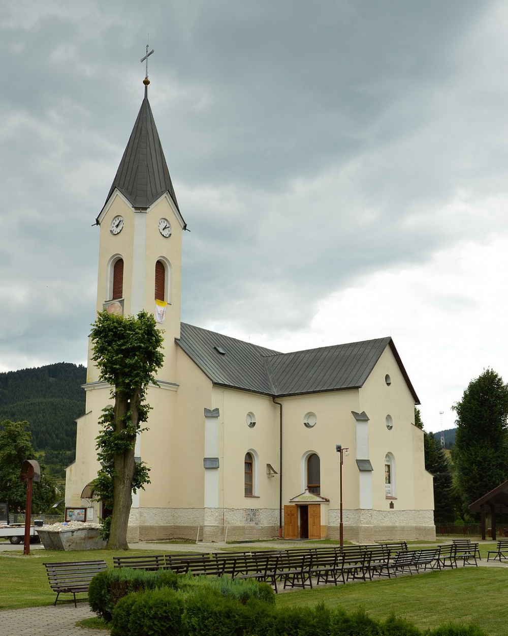 Apsida zaniknutého kostola, Rajecká Lesná (Plná velikost v novém okně) Apsida zaniknutého kostola, Rajecká Lesná