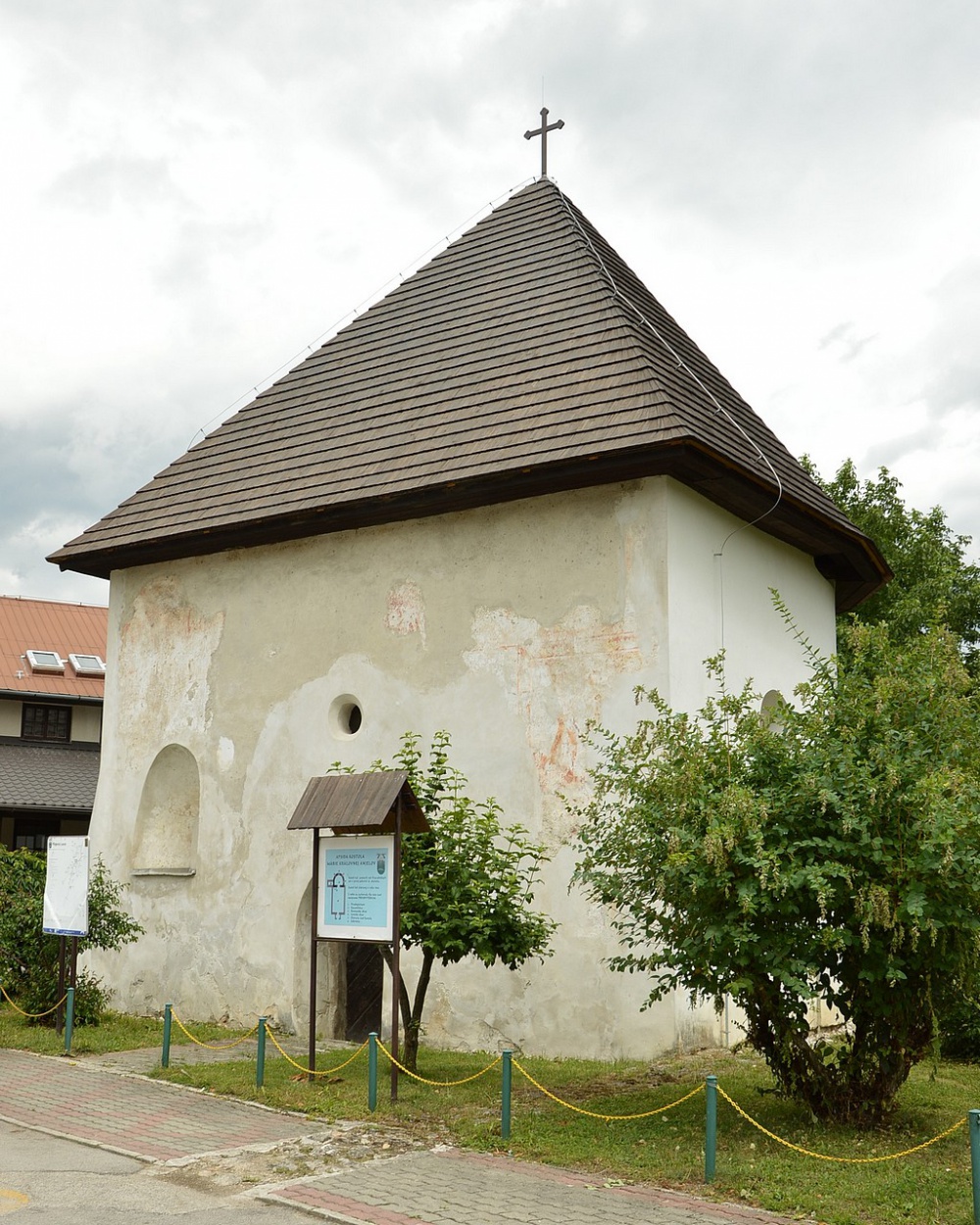 Apsida zaniknutého kostola, Rajecká Lesná (Plná velikost v novém okně) Apsida zaniknutého kostola, Rajecká Lesná