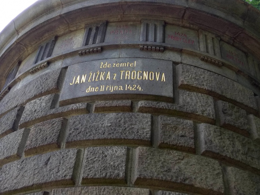 Žižkova mohyla (Plná velikost v novém okně) Žižkova mohyla