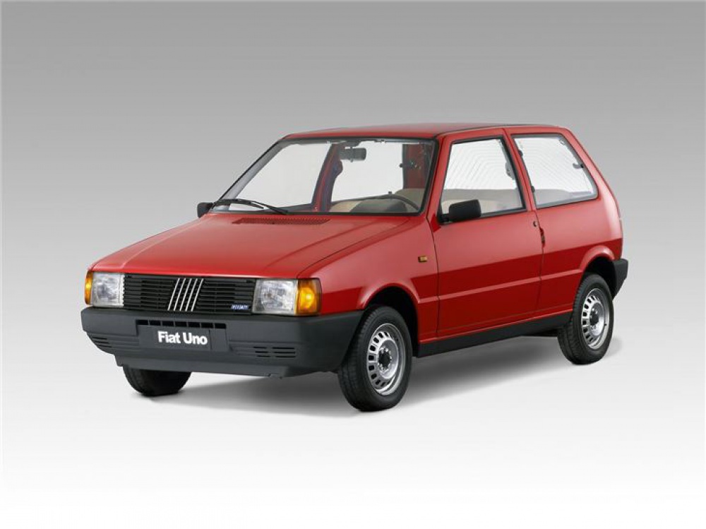 Fiat Uno s karavanem (Plná velikost v novém okně) Fiat Uno s karavanem