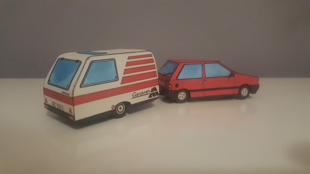 Fiat Uno s karavanem (Plná velikost v novém okně) Fiat Uno s karavanem