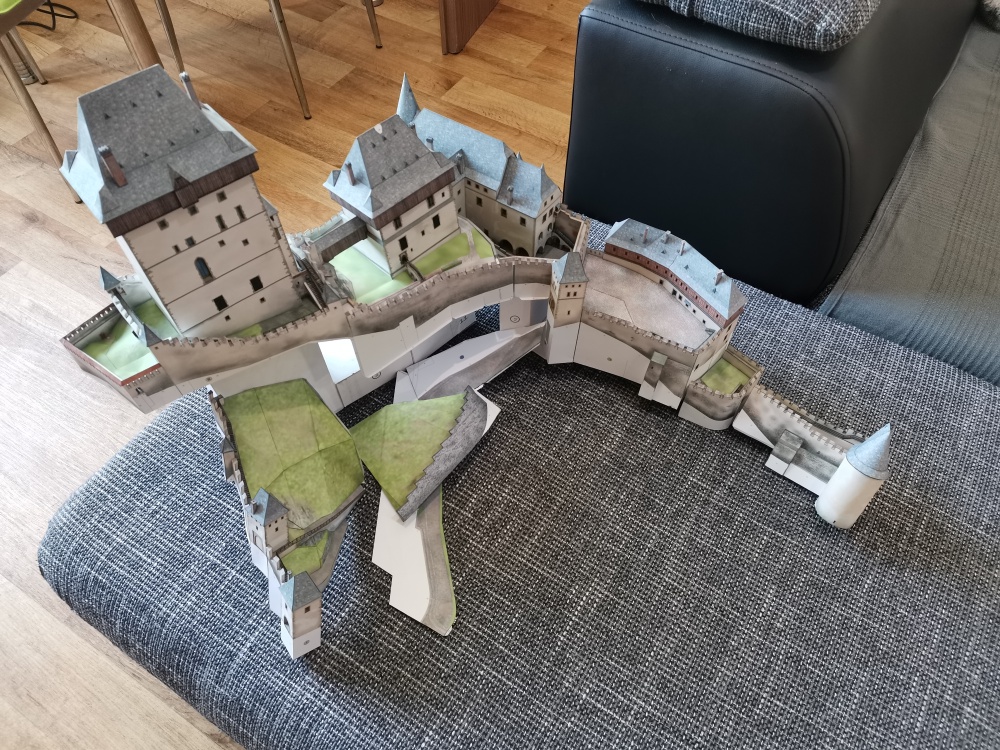 Hrad Karlštejn (Plná velikost v novém okně) Hrad Karlštejn