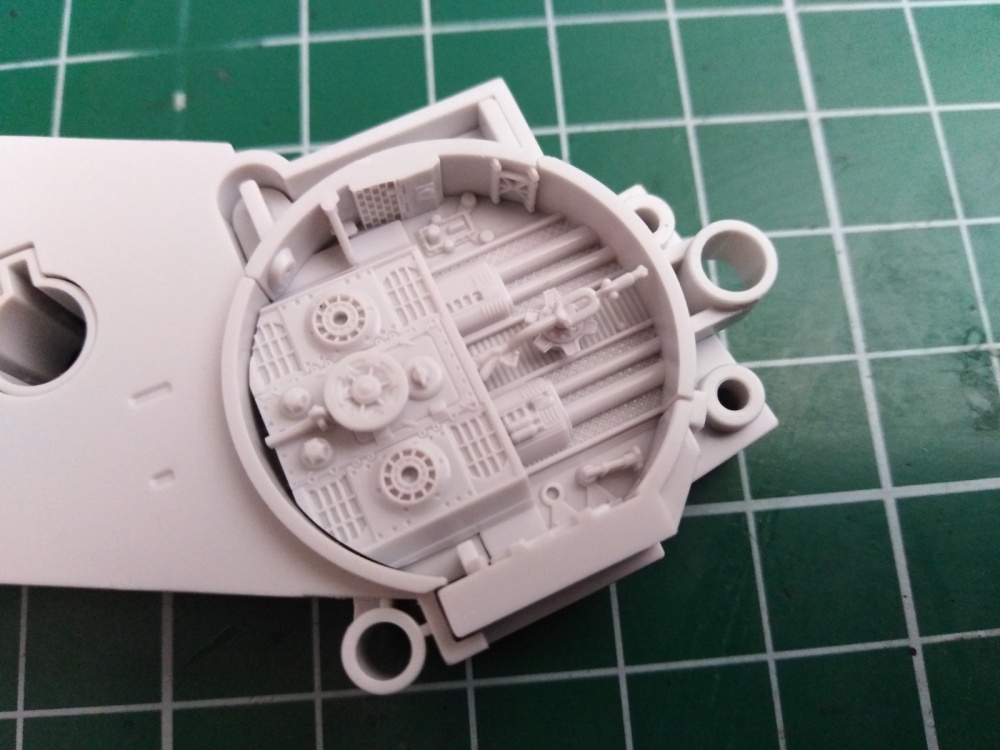 Bandai Star Wars 1/72 Perfect Grade Millennium Falcon (Plná velikost v novém okně) Bandai Star Wars 1/72 Perfect Grade Millennium Falcon