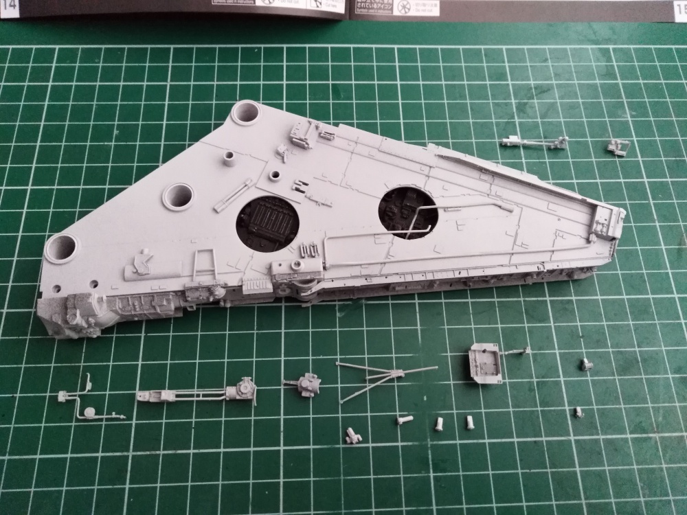 Bandai Star Wars 1/72 Perfect Grade Millennium Falcon (Plná velikost v novém okně) Bandai Star Wars 1/72 Perfect Grade Millennium Falcon