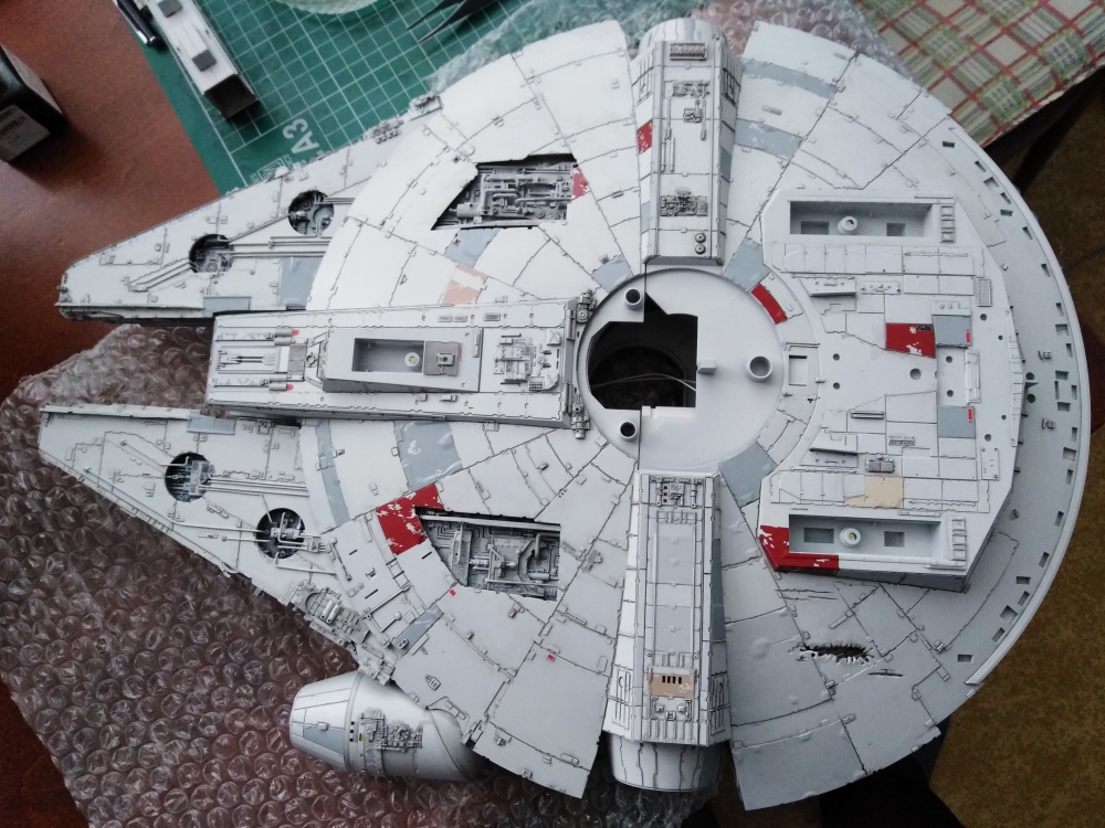 Bandai Star Wars 1/72 Perfect Grade Millennium Falcon (Plná velikost v novém okně) Bandai Star Wars 1/72 Perfect Grade Millennium Falcon