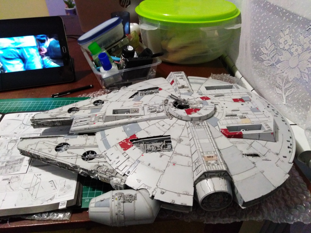 Bandai Star Wars 1/72 Perfect Grade Millennium Falcon (Plná velikost v novém okně) Bandai Star Wars 1/72 Perfect Grade Millennium Falcon