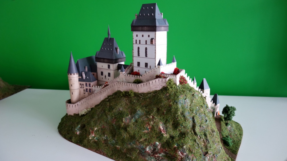 Hrad Karltejn (Plná velikost v novém okně) Hrad Karltejn