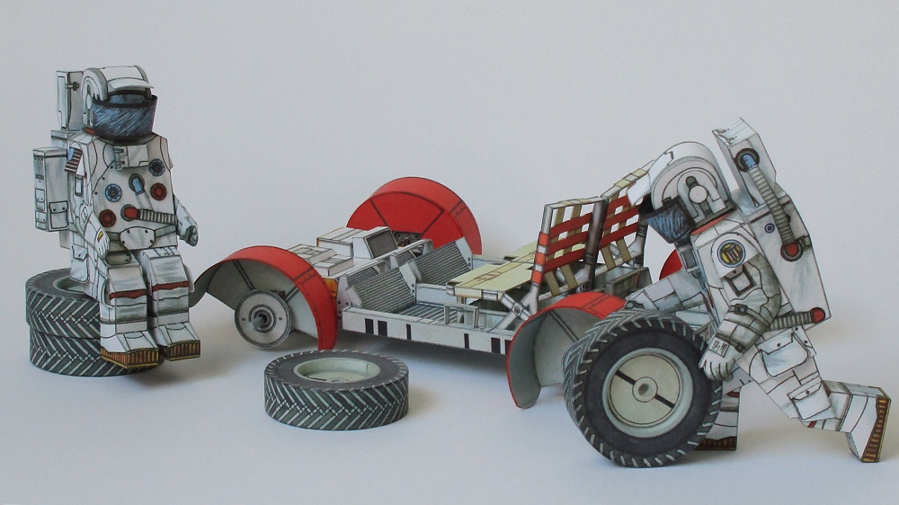 Lunar Roving Vehicle + Astronauti (Plná velikost v novém okně) Lunar Roving Vehicle + Astronauti