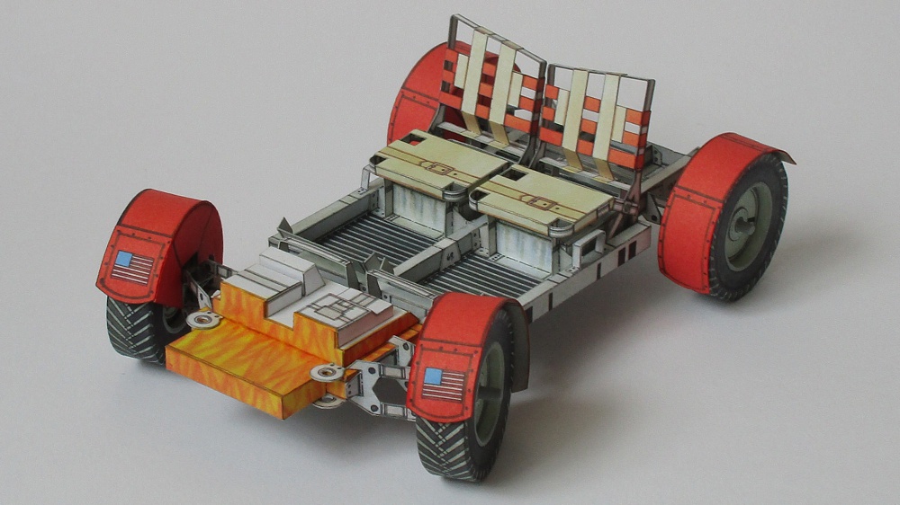 Lunar Roving Vehicle + Astronauti (Plná velikost v novém okně) Lunar Roving Vehicle + Astronauti