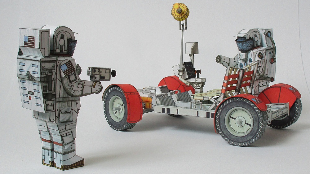 Lunar Roving Vehicle + Astronauti (Plná velikost v novém okně) Lunar Roving Vehicle + Astronauti
