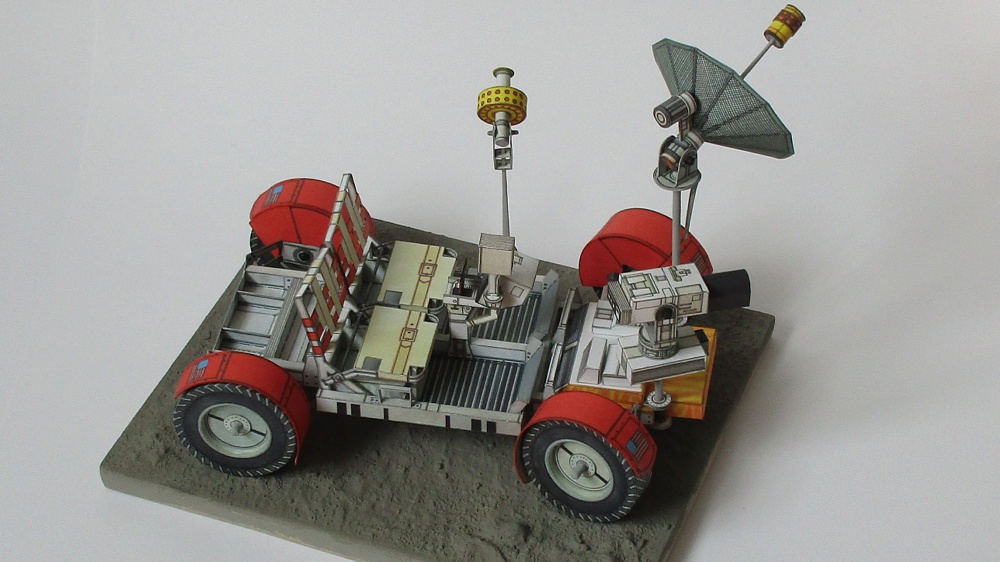 Lunar Roving Vehicle + Astronauti (Plná velikost v novém okně) Lunar Roving Vehicle + Astronauti