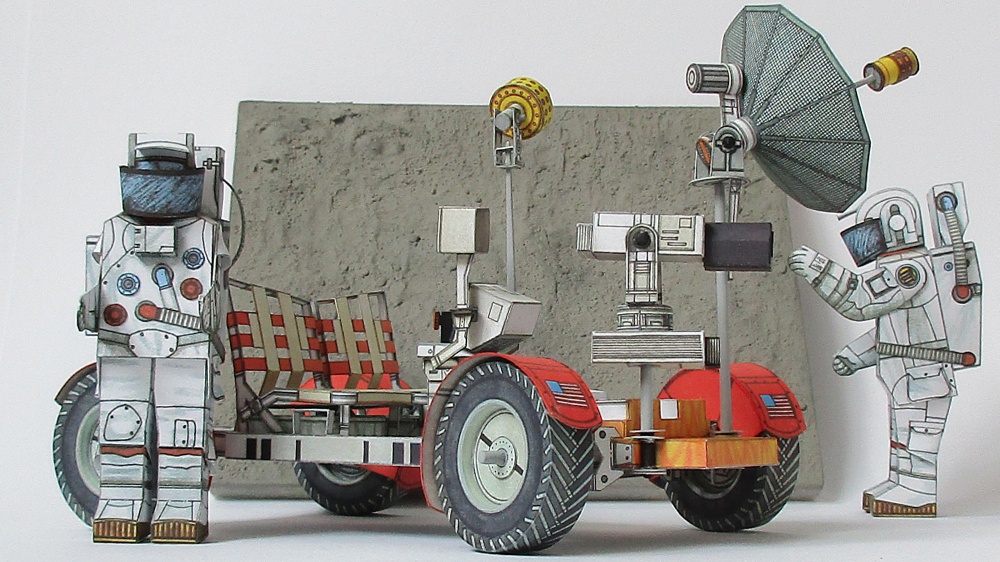 Lunar Roving Vehicle + Astronauti (Plná velikost v novém okně) Lunar Roving Vehicle + Astronauti
