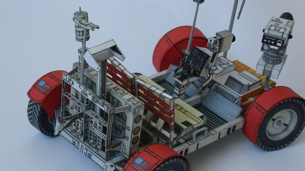 Lunar Roving Vehicle + Astronauti (Plná velikost v novém okně) Lunar Roving Vehicle + Astronauti