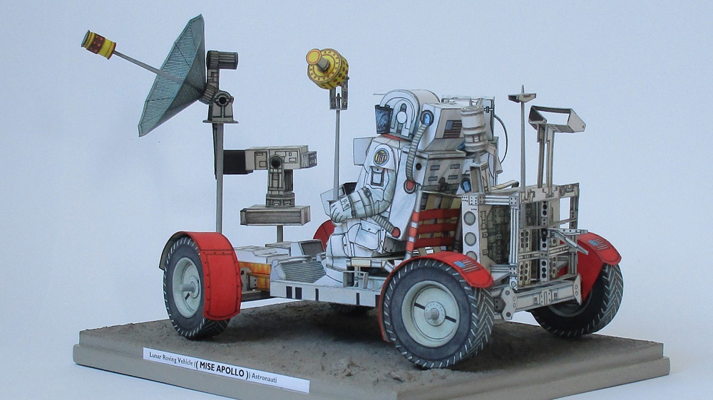 Lunar Roving Vehicle + Astronauti (Plná velikost v novém okně) Lunar Roving Vehicle + Astronauti