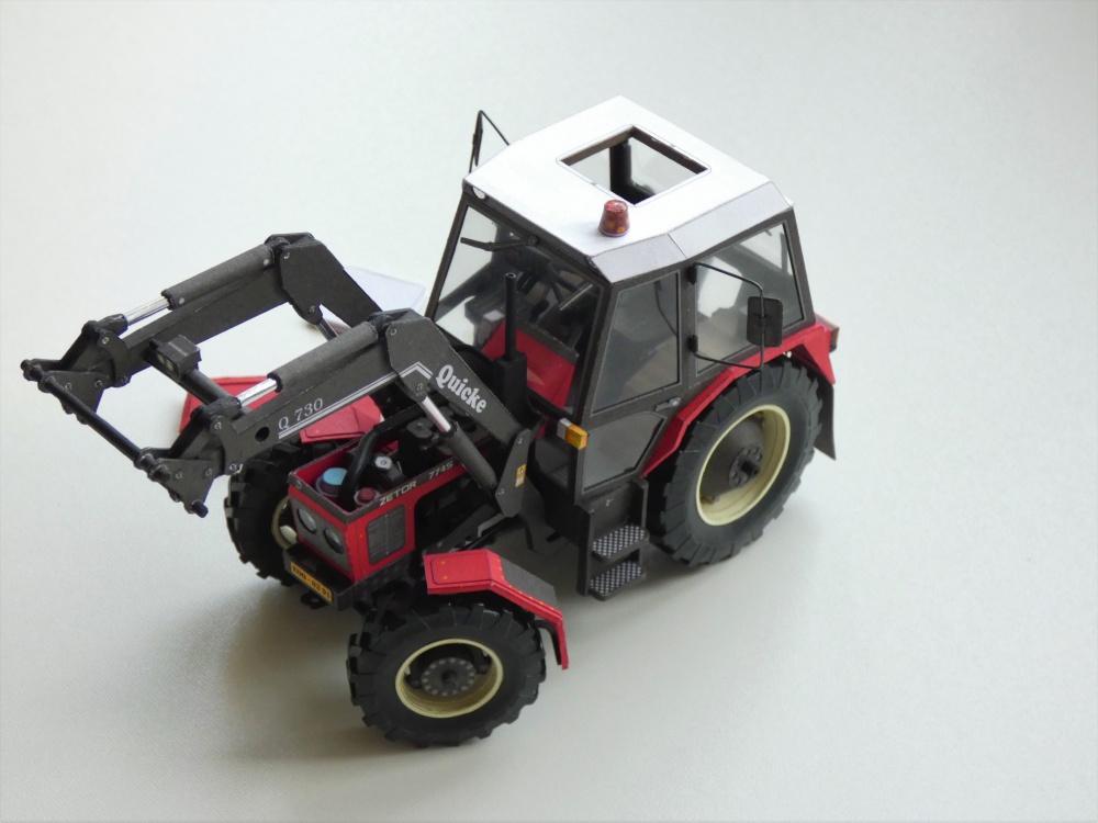 Zetor 7745 s čelním nakladačem Quicke (Plná velikost v novém okně) Zetor 7745 s čelním nakladačem Quicke