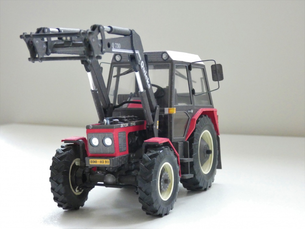 Zetor 7745 s čelním nakladačem Quicke (Plná velikost v novém okně) Zetor 7745 s čelním nakladačem Quicke
