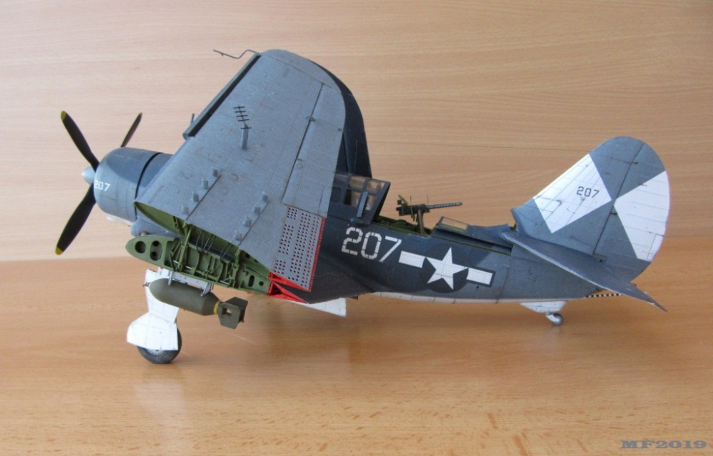 Curtis SB2C-4 Helldiver (Plná velikost v novém okně) Curtis SB2C-4 Helldiver