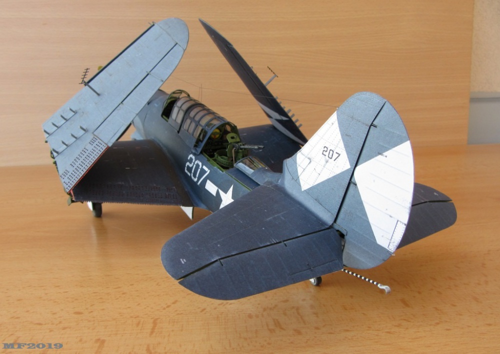 Curtis SB2C-4 Helldiver (Plná velikost v novém okně) Curtis SB2C-4 Helldiver