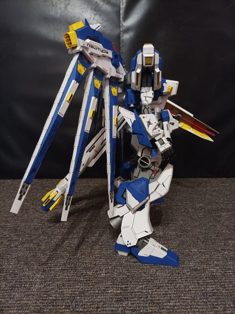 RX-93-V2 Gundam (Plná velikost v novém okně) RX-93-V2 Gundam