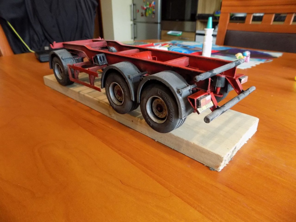 372885