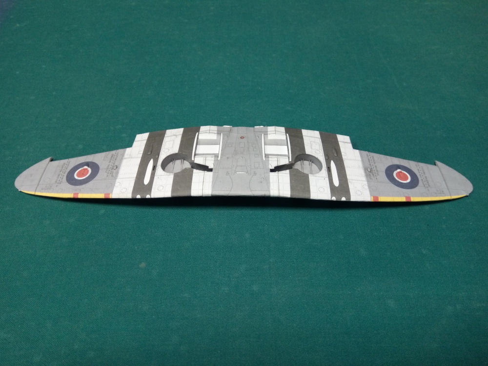 Spitfire LF.IX (Plná velikost v novém okně) Spitfire LF.IX