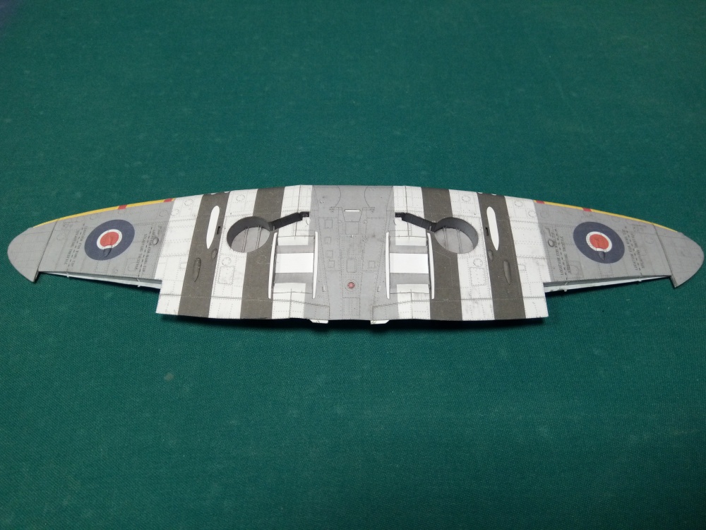 Spitfire LF.IX (Plná velikost v novém okně) Spitfire LF.IX