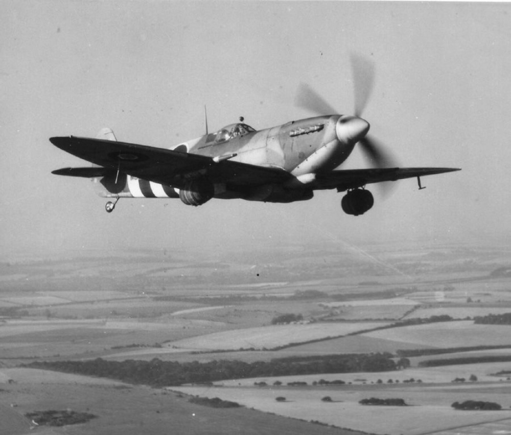 Spitfire LF.IX (Plná velikost v novém okně) Spitfire LF.IX