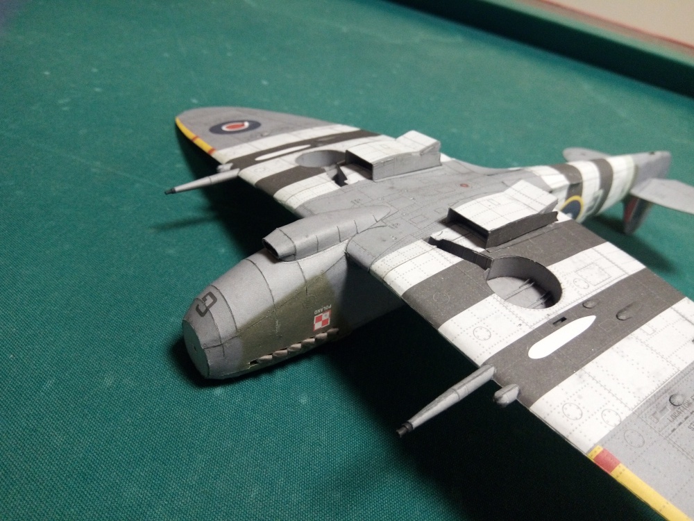 Spitfire LF.IX (Plná velikost v novém okně) Spitfire LF.IX