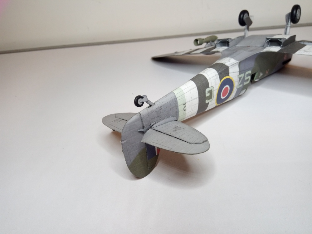 Spitfire LF.IX (Plná velikost v novém okně) Spitfire LF.IX