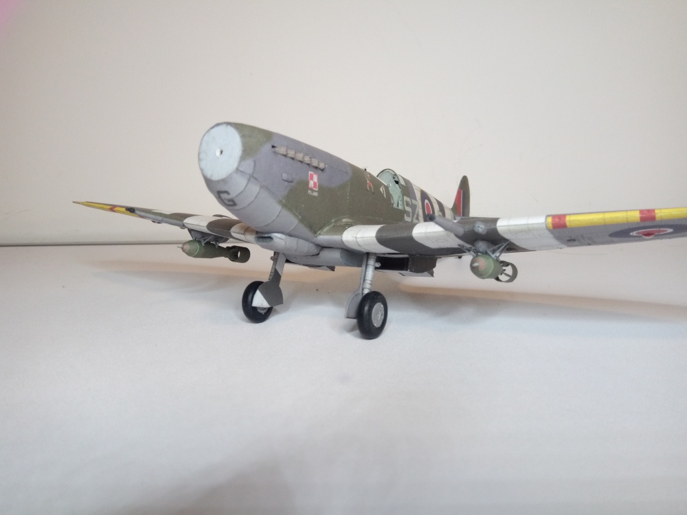 Spitfire LF.IX (Plná velikost v novém okně) Spitfire LF.IX