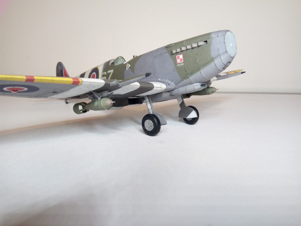 Spitfire LF.IX (Plná velikost v novém okně) Spitfire LF.IX
