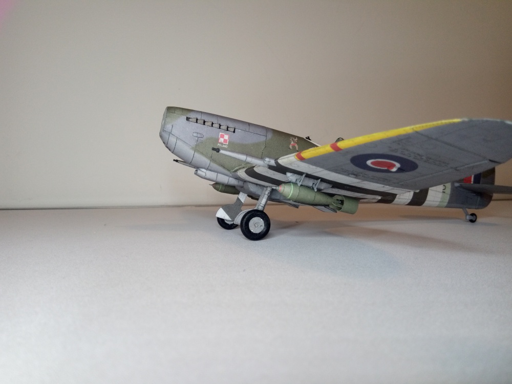 Spitfire LF.IX (Plná velikost v novém okně) Spitfire LF.IX
