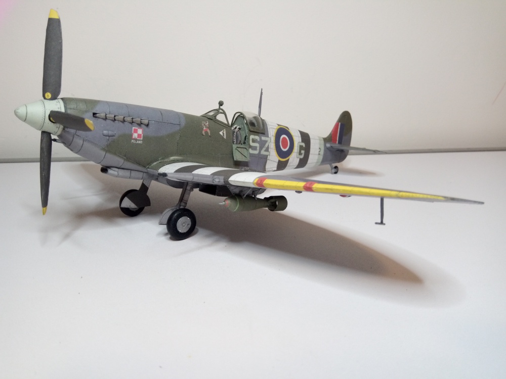 Spitfire LF.IX (Plná velikost v novém okně) Spitfire LF.IX