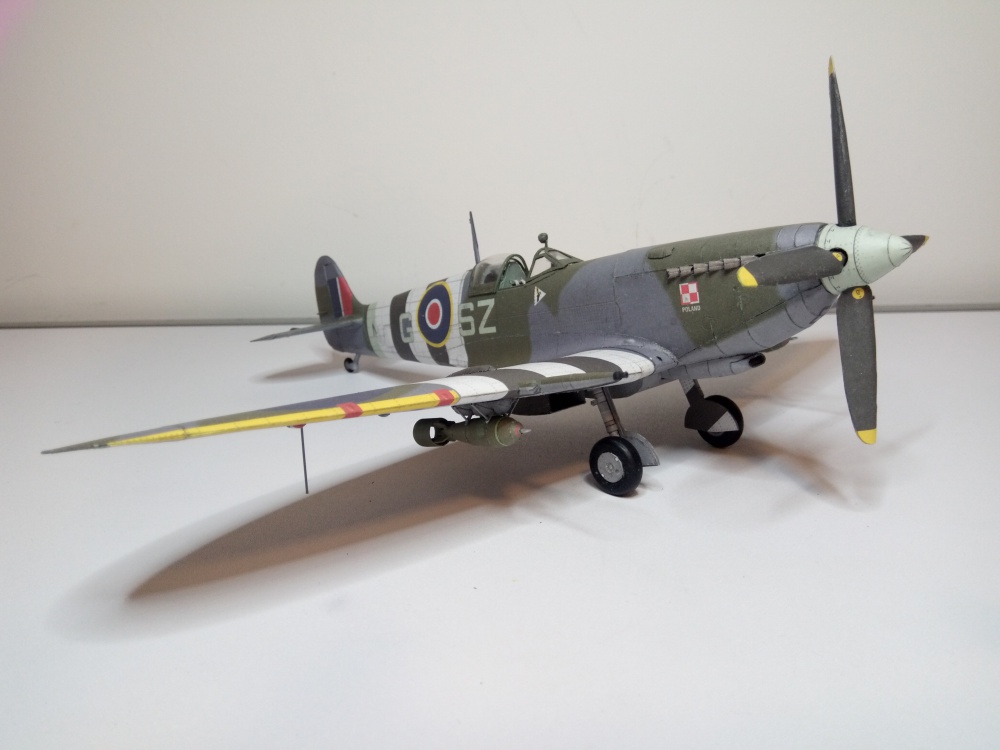 Spitfire LF.IX (Plná velikost v novém okně) Spitfire LF.IX