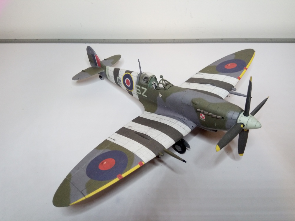 Spitfire LF.IX (Plná velikost v novém okně) Spitfire LF.IX