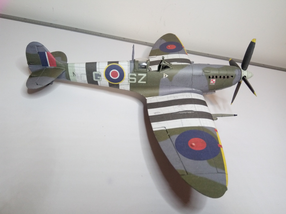Spitfire LF.IX (Plná velikost v novém okně) Spitfire LF.IX