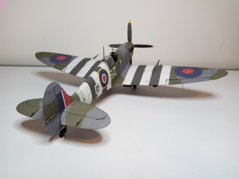 Spitfire LF.IX (Plná velikost v novém okně) Spitfire LF.IX