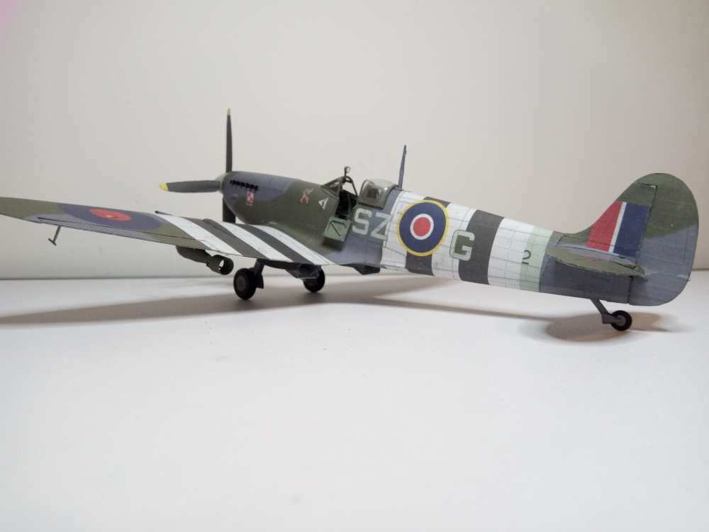 Spitfire LF.IX (Plná velikost v novém okně) Spitfire LF.IX