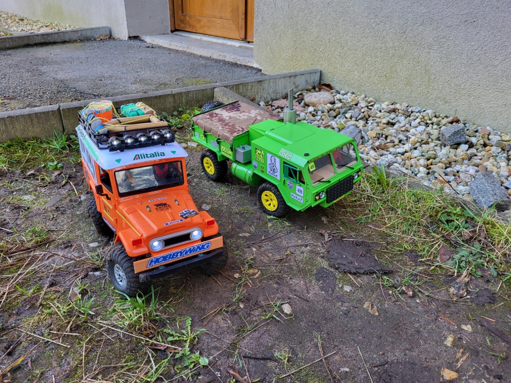423560