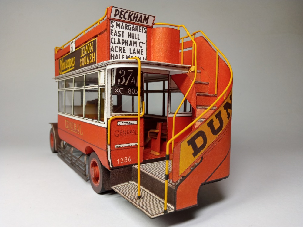 Londýnský patrový autobus K-AEC (Plná velikost v novém okně) Londýnský patrový autobus K-AEC