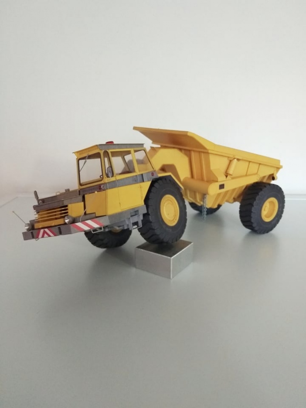 385564