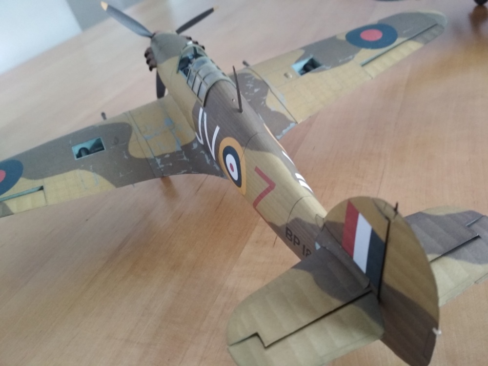 Hawker Hurricane Mk. IID + IIC (Plná velikost v novém okně) Hawker Hurricane Mk. IID + IIC